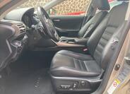 Lexus IS 300h 8