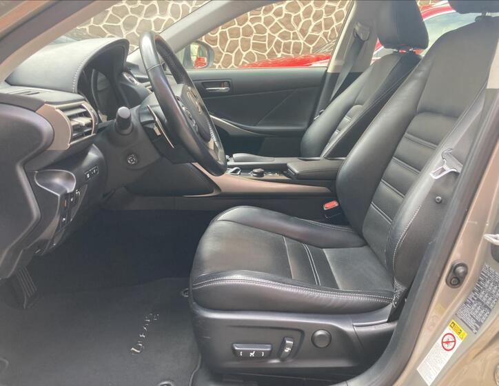 Lexus IS 300h 8