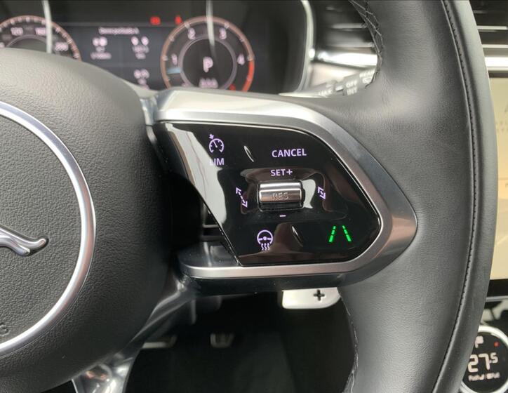 Jaguar F-Pace 27
