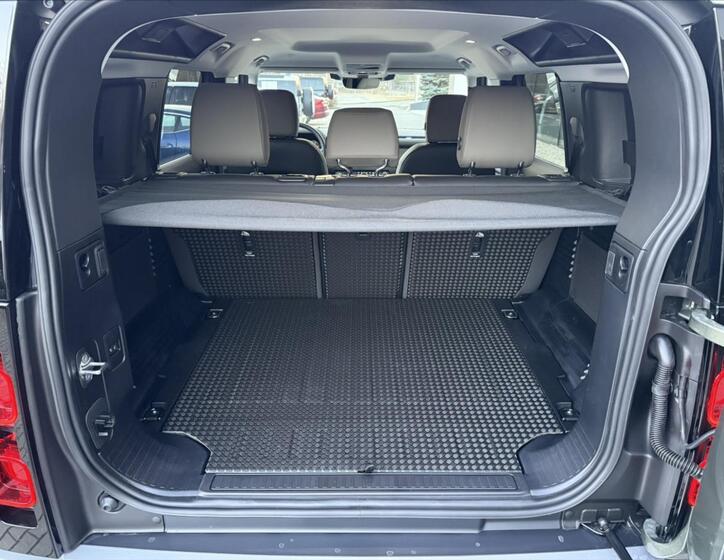 Land Rover Defender 22