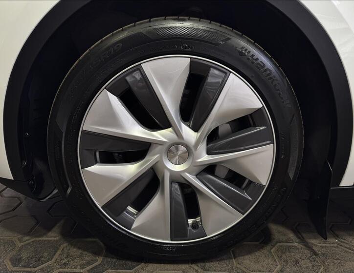 Tesla Model Y 34