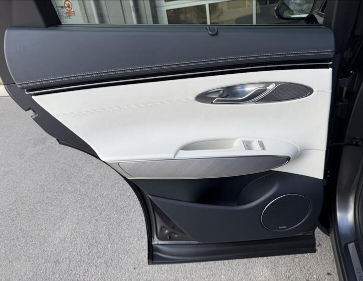 Hyundai Genesis 10