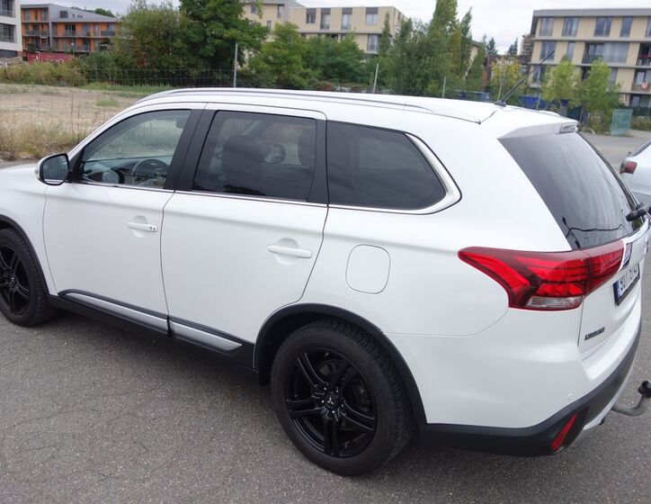 Mitsubishi Outlander 4