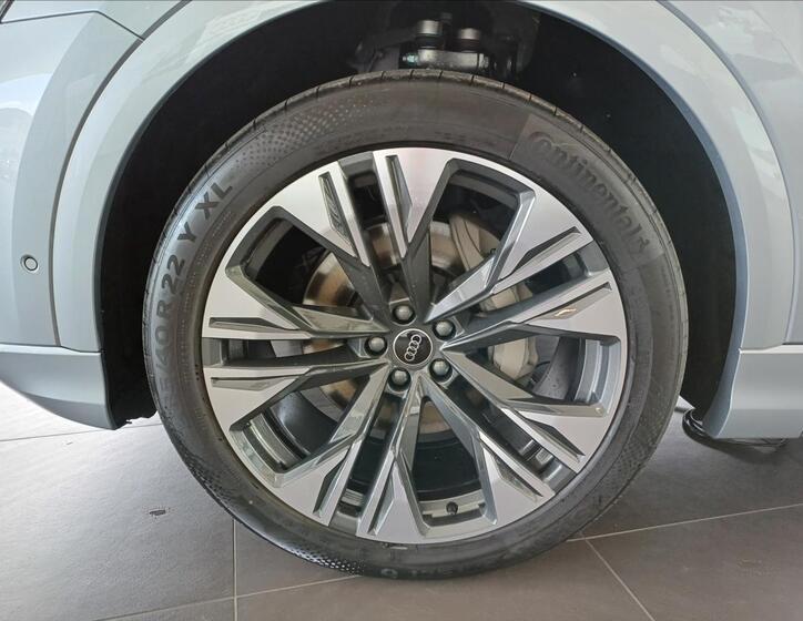 Audi Q8 8
