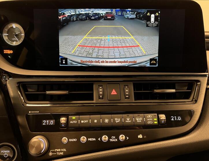 Lexus ES 300h 17