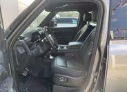 Land Rover Defender 9