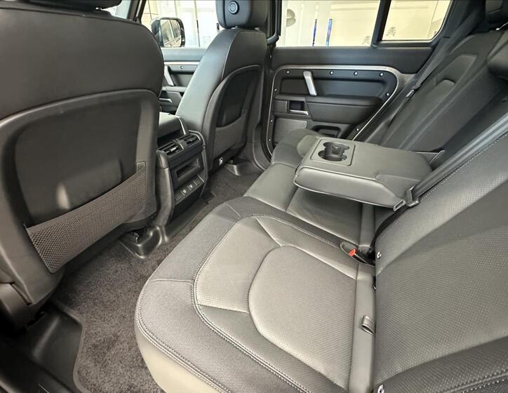 Land Rover Defender 10