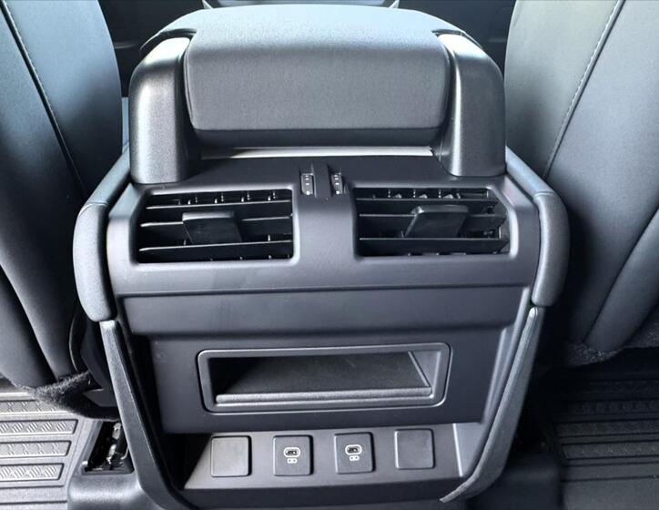 Land Rover Defender 16