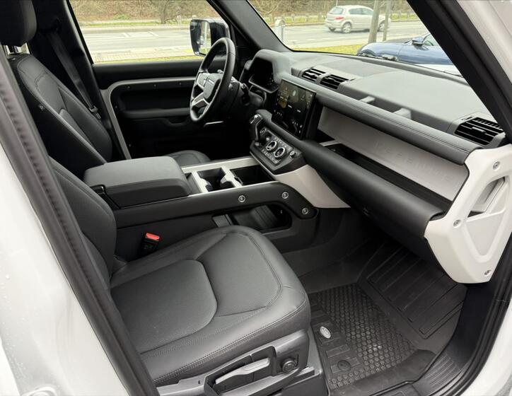 Land Rover Defender 14