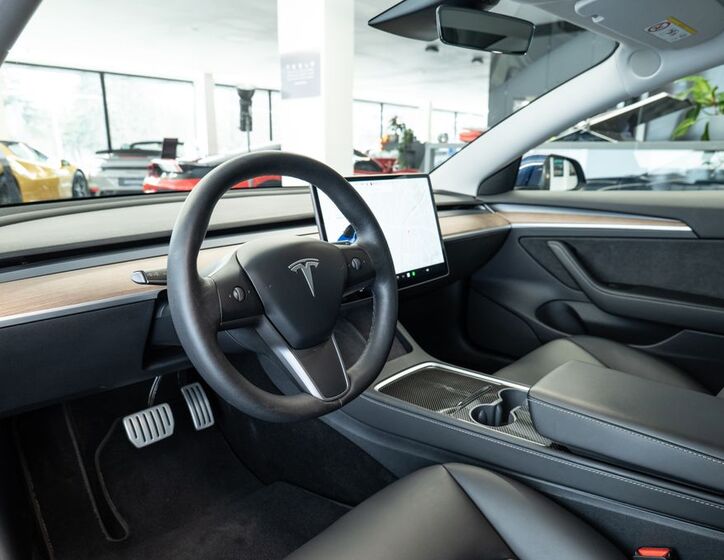Tesla Model 3 6