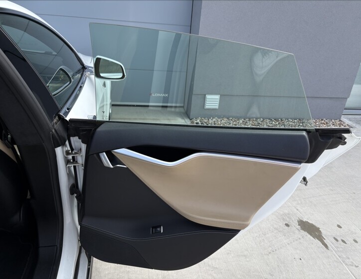 Tesla Model S 26