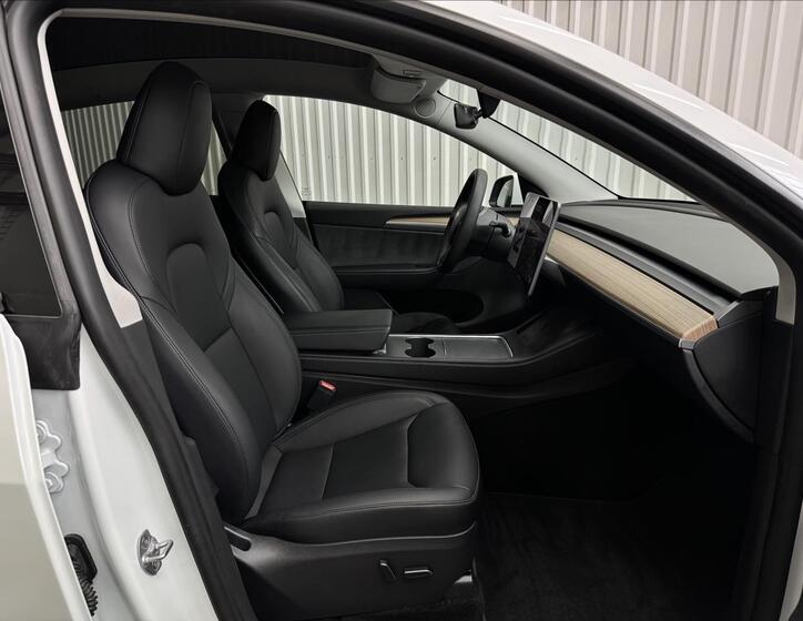 Tesla Model Y 32