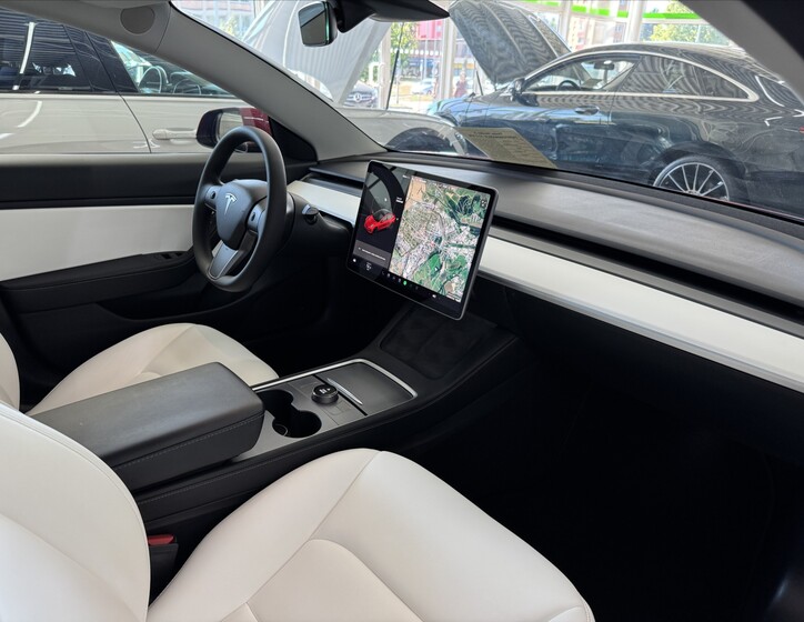 Tesla Model 3 8