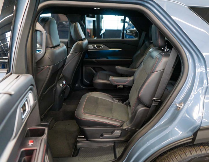 Ford Explorer 38