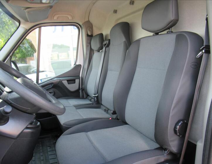 Nissan NV400 21