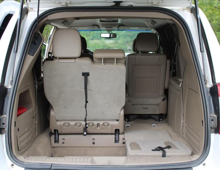 Chrysler Town & Country 11
