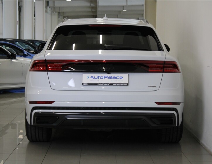 Audi Q8 4