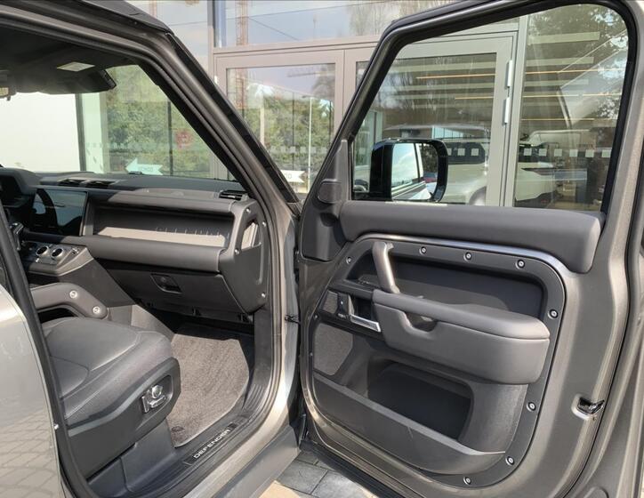 Land Rover Defender 20
