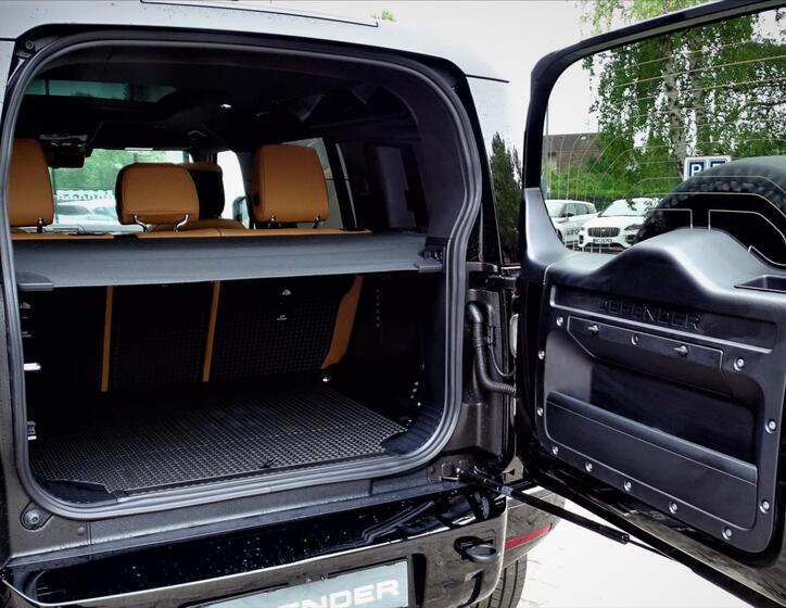 Land Rover Defender 4