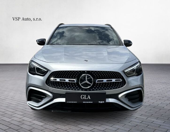 Mercedes-Benz GLA 8