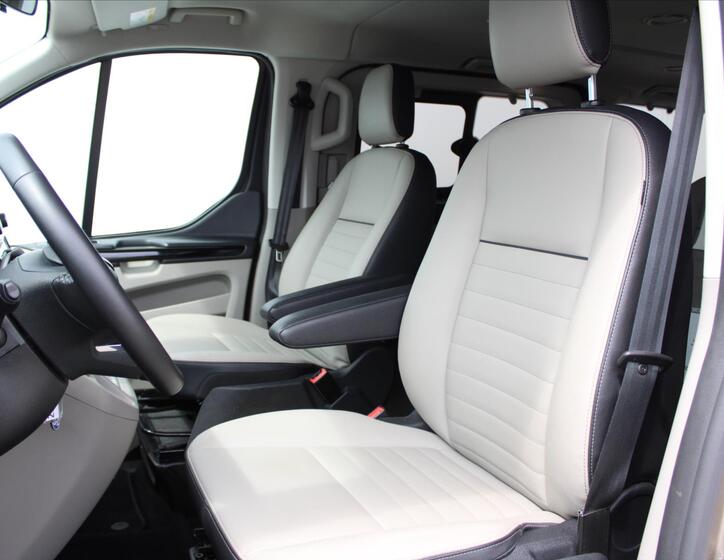 Ford Tourneo Custom 11