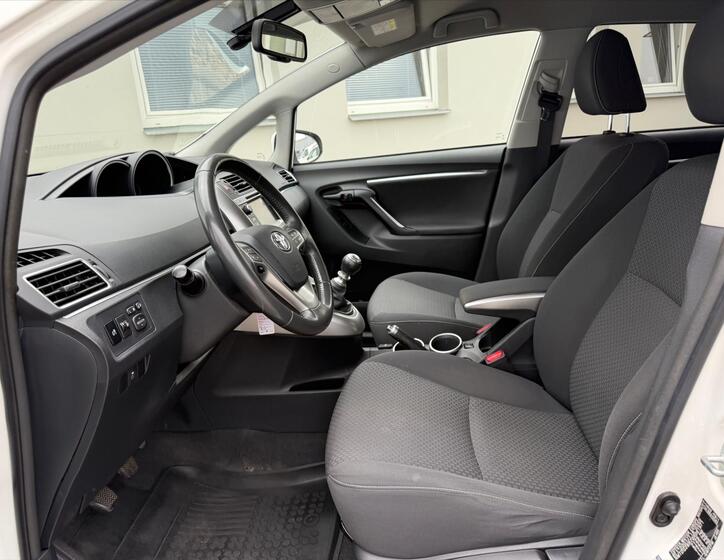Toyota Verso 8