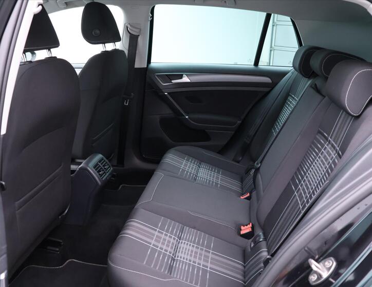 Volkswagen Golf 16