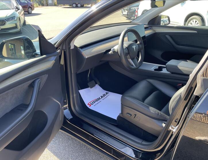 Tesla Model Y 9