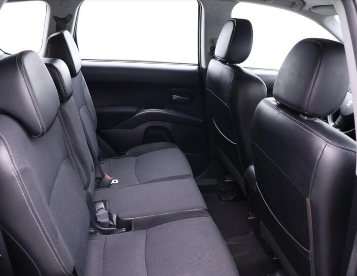 Peugeot 4007 15