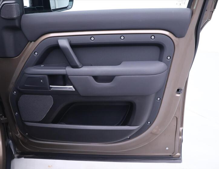 Land Rover Defender 13