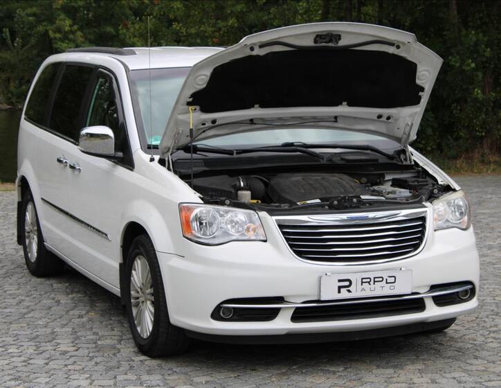 Chrysler Town & Country 47