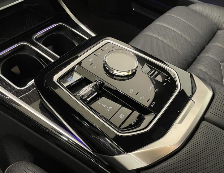 BMW i7 9
