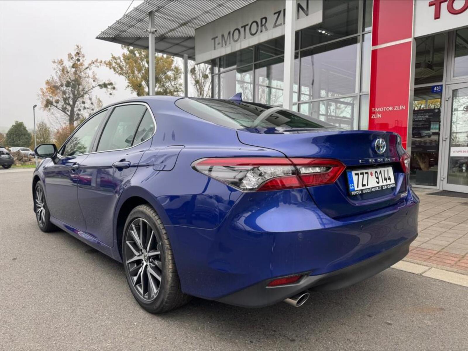 Toyota Camry 6