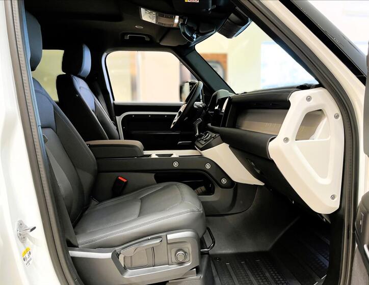 Land Rover Defender 25