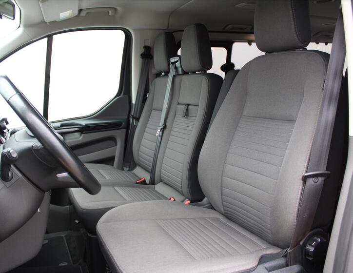 Ford Tourneo Custom 11
