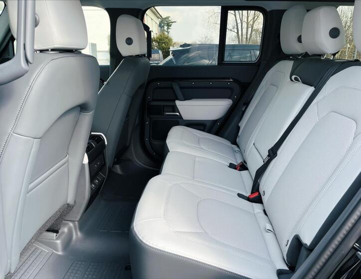 Land Rover Defender 10