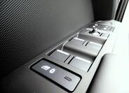 Land Rover Defender 8