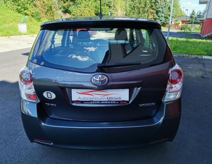 Toyota Verso 8