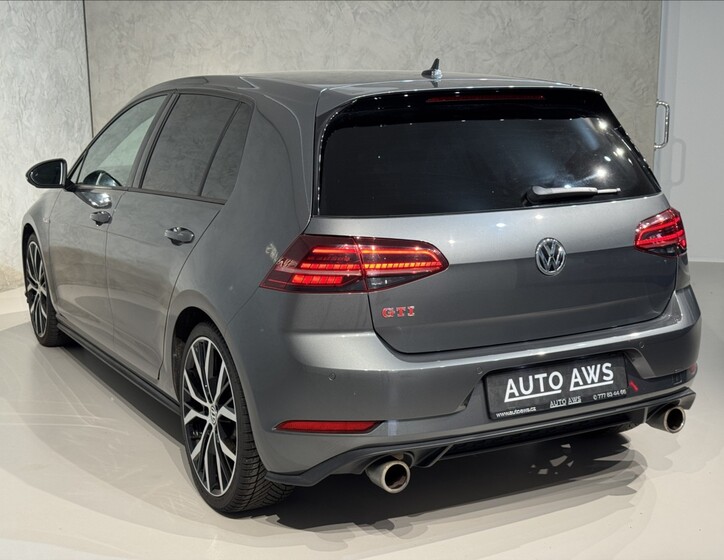 Volkswagen Golf 11