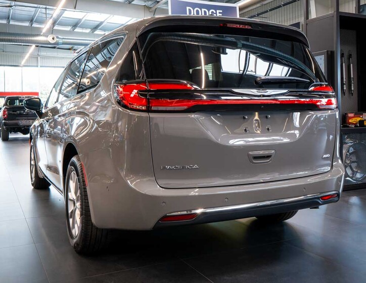 Chrysler Pacifica 2