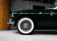 MG MG 8
