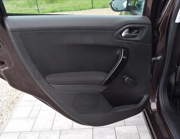 Peugeot 208 23
