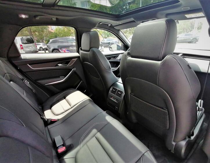Jaguar F-Pace 44