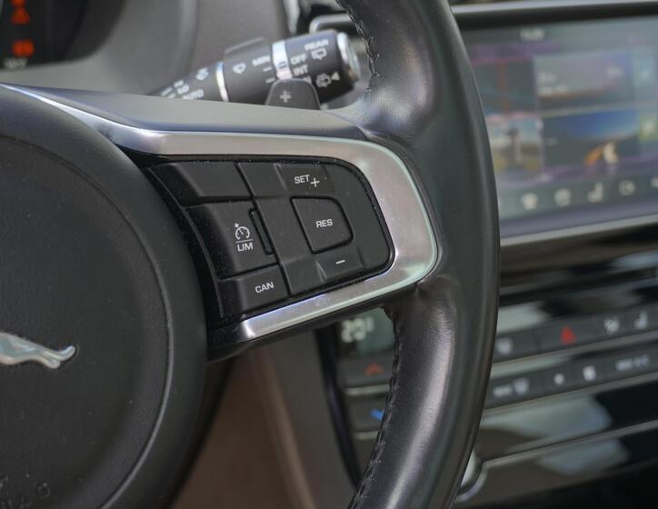 Jaguar F-Pace 14