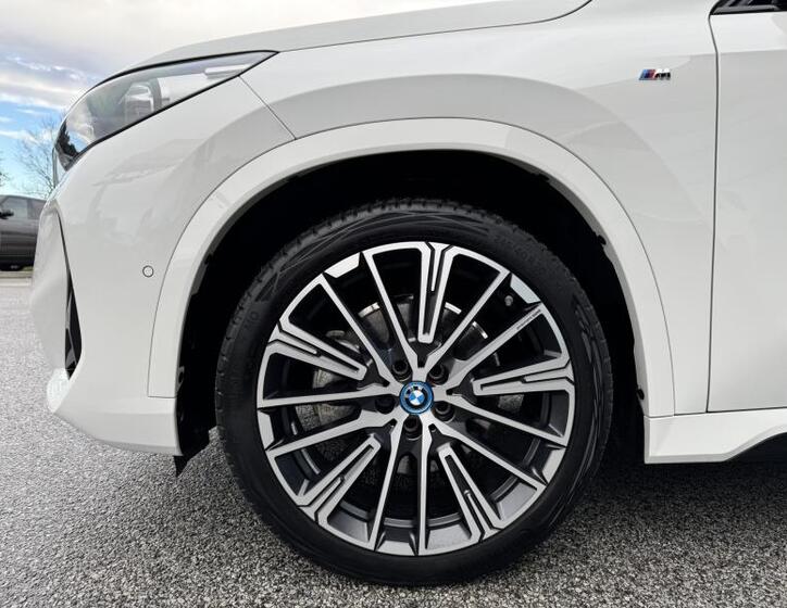 BMW iX1 11