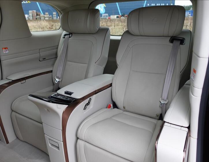 Lexus LM 350h 38