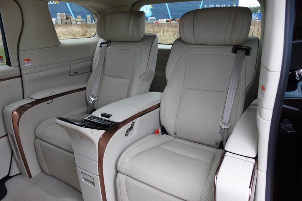 Lexus LM 350h
