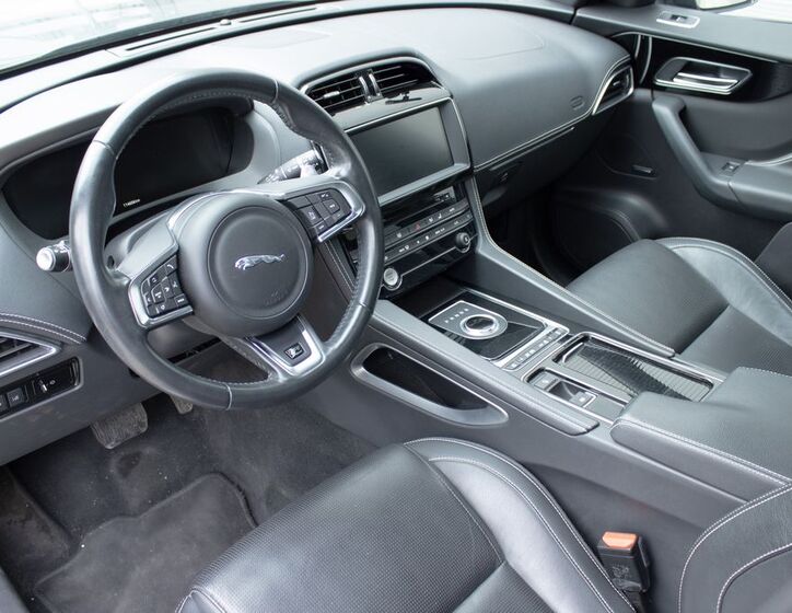 Jaguar F-Pace 10