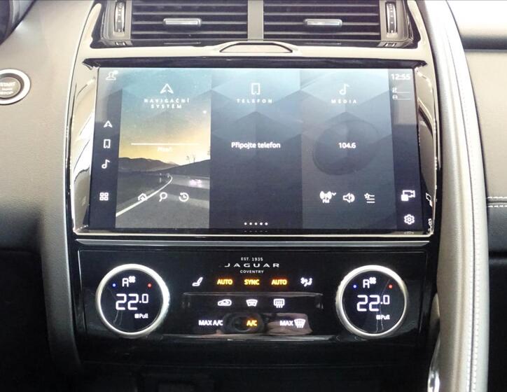 Jaguar E-Pace 13