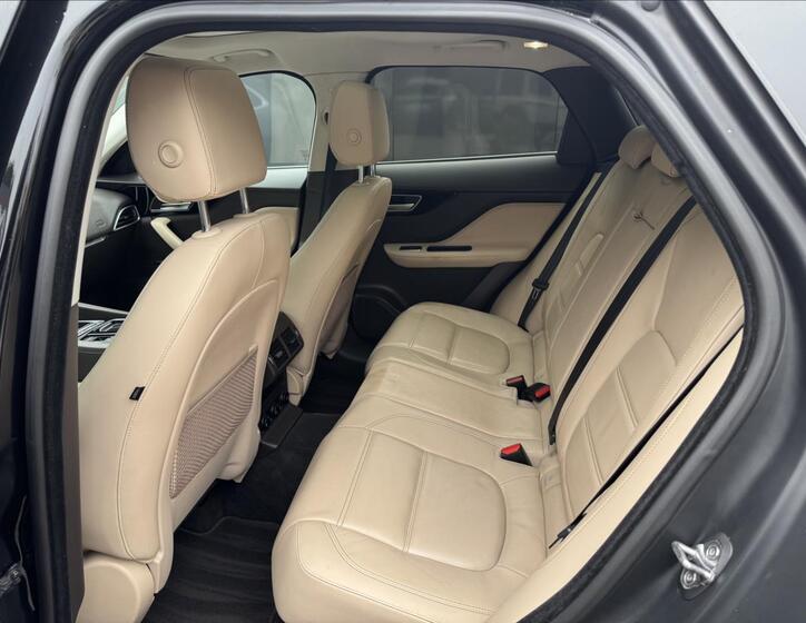 Jaguar F-Pace 12